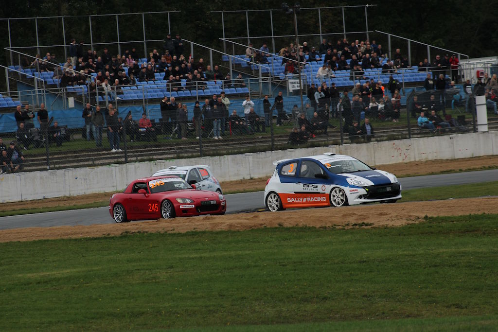 Der var gode kampe i Hankook SuperCup 200 kategorien weekenden igennem, her med Mark Bossen (3) foran Claus Møller Jensen (245) og Kurt Poulsen (226).
(Foto: JJ Media)